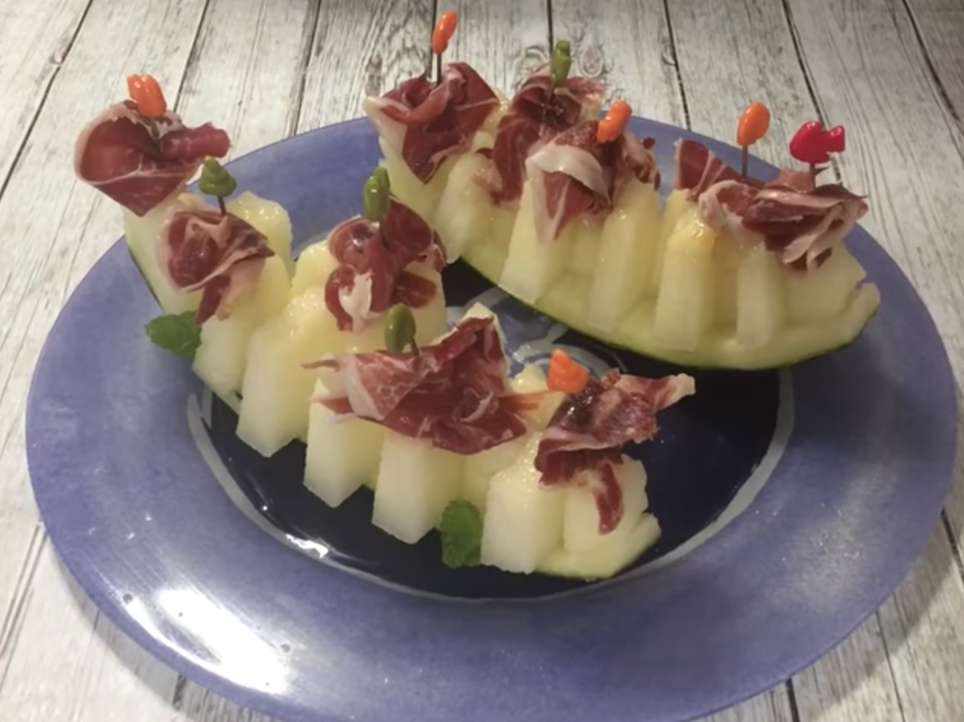 Ensalada Mediterránea con berberechos en conserva y melón tamaño puño.